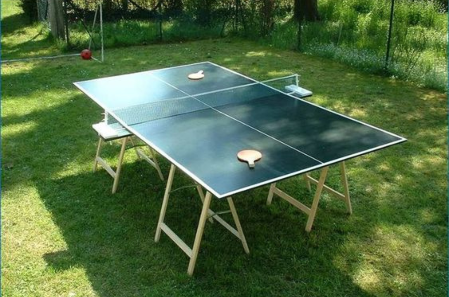 Ping pong table. Теннисный стол на даче. Площадка для настольного тенниса на даче. Площадка с теннисными столами. Теннисный стол из дерева.